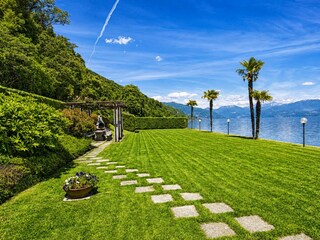 Große Liegewiese mit Grillplatz
