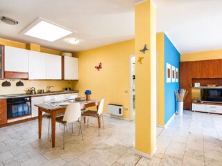 Ca. 25 m² große, gut ausgestattete und offene Wohnküche mit Geschirrspülmaschine