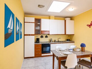 Ca. 25 m² große, gut ausgestattete und offene Wohnküche mit Geschirrspülmaschine