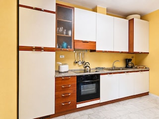 Ca. 25 m² große, gut ausgestattete und offene Wohnküche mit Geschirrspülmaschine