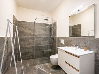 Modernes Badezimmer mit bodentiefer Dusche