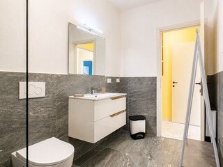 Modernes Badezimmer mit bodentiefer Dusche