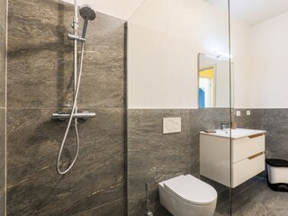 Modernes Badezimmer mit bodentiefer Dusche