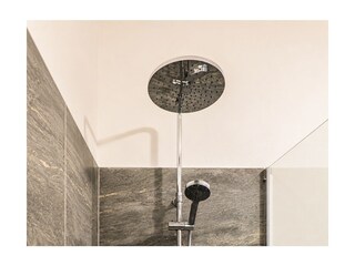 Modernes Badezimmer mit bodentiefer Dusche