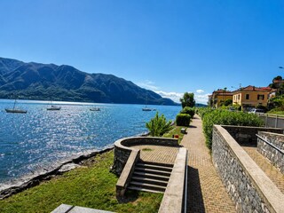 Über die Seeuferpromenade erreichen Sie in 5 Minuten Bars, Cafés und Restaurant
