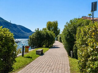 Über die Seeuferpromenade erreichen Sie in 5 Minuten Bars, Cafés und Restaurant