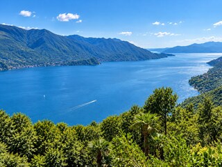 Atemberaubender Panoramablick auf den Lago Maggiore und die umliegende Bergwelt