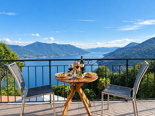 Ca. 9 m² großer Balkon mit traumhafter See- und Bergsicht