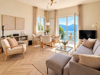 Lichtdurchflutetes Wohn-/Esszimmer mit traumhafter See- und Bergsicht – Urlaubspanorama inklusive