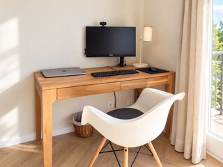 Arbeitsplatz mit Monitor, Tastatur, Maus und Webcam
