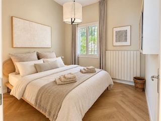 2. Schlafzimmer mit Queen-Size-Doppelbett, SAT-TV und Fenster