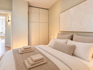 2. Schlafzimmer mit Queen-Size-Doppelbett, SAT-TV und Fenster