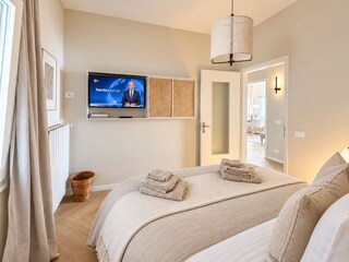 2. Schlafzimmer mit Queen-Size-Doppelbett, SAT-TV und Fenster