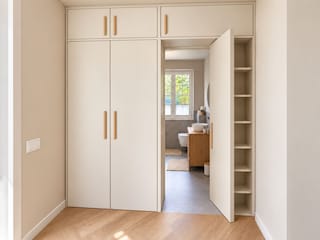 Originelle Raumlösung mit Wow-Effekt: Der Zugang zum Badezimmer ist elegant in die Schrankfront i...
