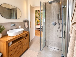 Modernes Badezimmer mit Regendusche und Fenster