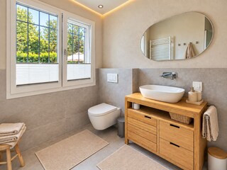 Modernes Badezimmer mit Regendusche und Fenster
