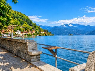 Der Lago Maggiore mit seinen Stränden, Promenaden und zahlreichen Ausflugsmöglichkeiten liegt run...