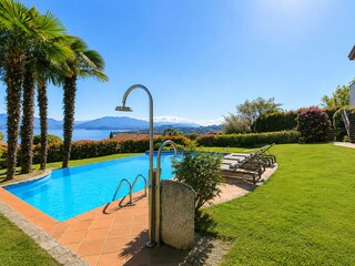 Ca. 750 m² großer Hanggarten mit Pool und traumhaftem Panoramablick auf den See und die umliegend...