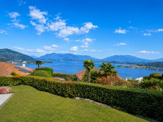 Traumhafter Panoramablick auf den See und die umliegende Bergwelt
