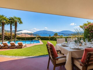Ca. 22 m² große, überdachte Terrasse mit Barbecue und traumhaftem Blick auf den See und die Berge