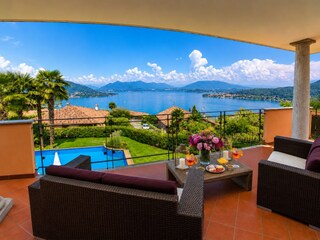 Ca. 33 m² großer, teilüberdachter Balkon mit traumhaften Panoramablick auf den See und die umlieg...