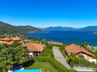 Ca. 33 m² großer, teilüberdachter Balkon mit traumhaften Panoramablick auf den See und die umlieg...