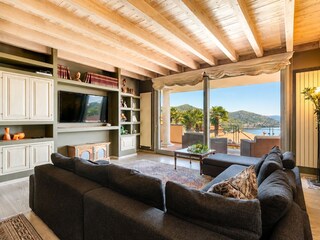 Wohnzimmer mit Ausgang auf den Balkon und in den Garten sowie traumahafter Sicht auf die Orte Mèi...