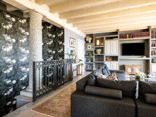 Gemütliches Wohnzimmer mit SAT-TV