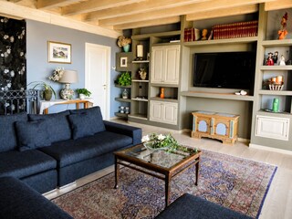 Gemütliches Wohnzimmer mit SAT-TV