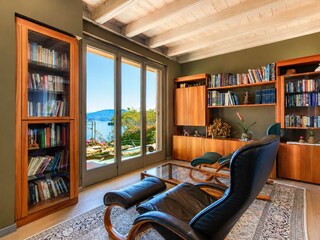Gemütliches Wohnzimmer mit Bibliothek und traumhaftem Panoramablick auf den See und die umliegend...