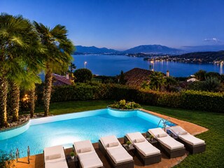 Traumhafter Blick auf den See, die Berge und das gegenüberliegende Ufer bei Nacht
