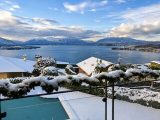 Traumhafter Blick auf den See, die umliegenden Berge und das gegenüberliegende Ufer – auch an Wei...