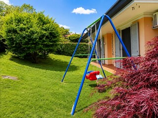 Ca. 750 m² großer Hanggarten mit Kinderspielhaus, Rutsche und Schaukel