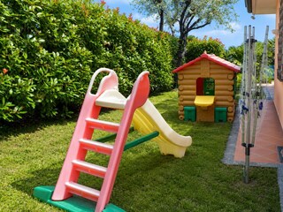 Ca. 750 m² großer Hanggarten mit Kinderspielhaus, Rutsche und Schaukel