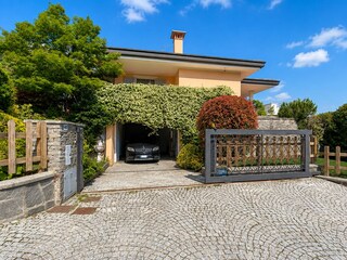 Zwei private Autoabstellplätze innerhalb des abgeschlossenen Grundstücks – einer in der Garage un...