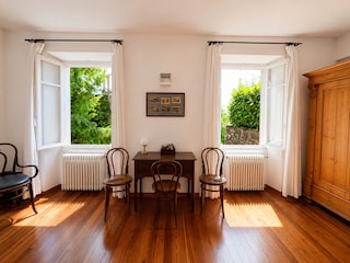 Wohnzimmer mit ausziehbarer Schlafcouch