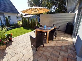 Hauptterrasse mit Gartenmöbel und Weber-Grill
