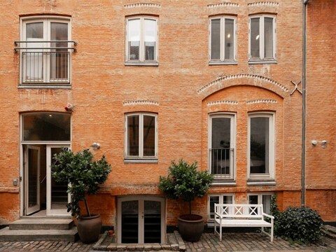 Apartment with Courtyard Access