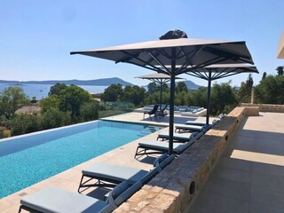 Villa Navira Gialova - Poolterrasse mit Meerblick
