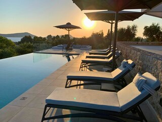 Villa Navira - Poolterrase mit Sonnenliegen & Meerblick