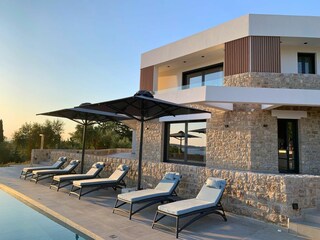 Villa Navira Gialova - Poolbereich & Wohnzimmerterrasse