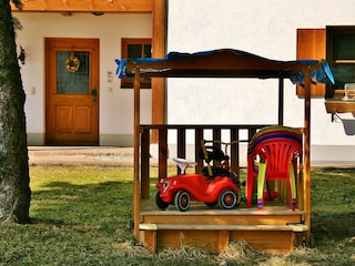 kleiner Kinderspielplatz mit Sandkasten, Schaukeln usw