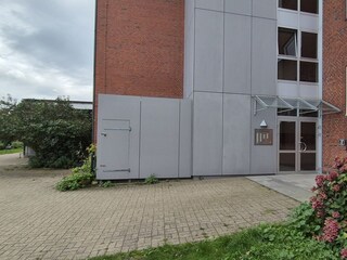 Haupteingang mit Weg zur Straße