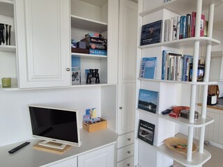 TV, (mit DVD-Player), Spiele und Bücher
