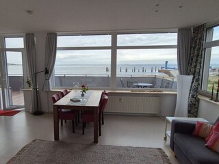 Wohnzimmer von der Schlafzimmertür aus gesehen