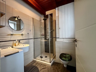 Bad mit Dusche und Waschmaschine