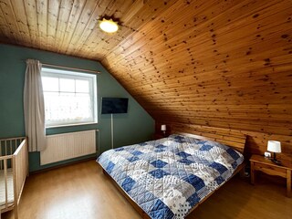 Schlafzimmer DG mit TV