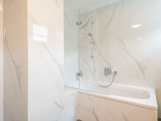 Ferienhaus-Sonnenterrasse-Kleverberg_18_Bad1-Wanne
