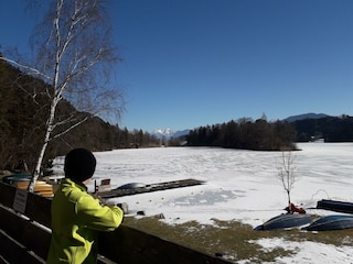 Blick auf den gefrorenen Reintalersee