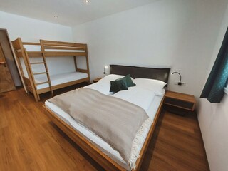 Familienzimmer mit Doppelbett und Stockbett